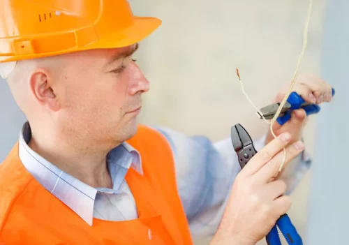 electricista reparando cableado techo
