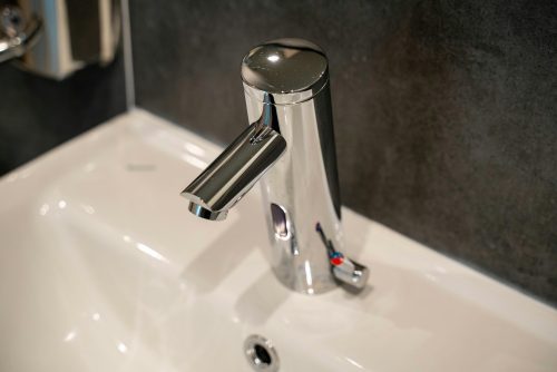 fontanero para instalar grifo